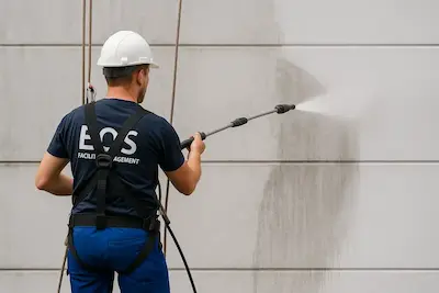 professioneller Fassadenreiniger bei der Arbeit