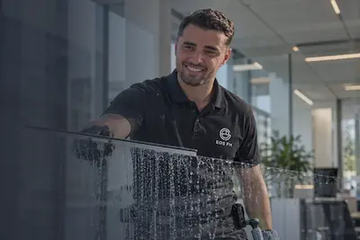 Fensterputzer bei der Glasreinigung im Bürogebäude